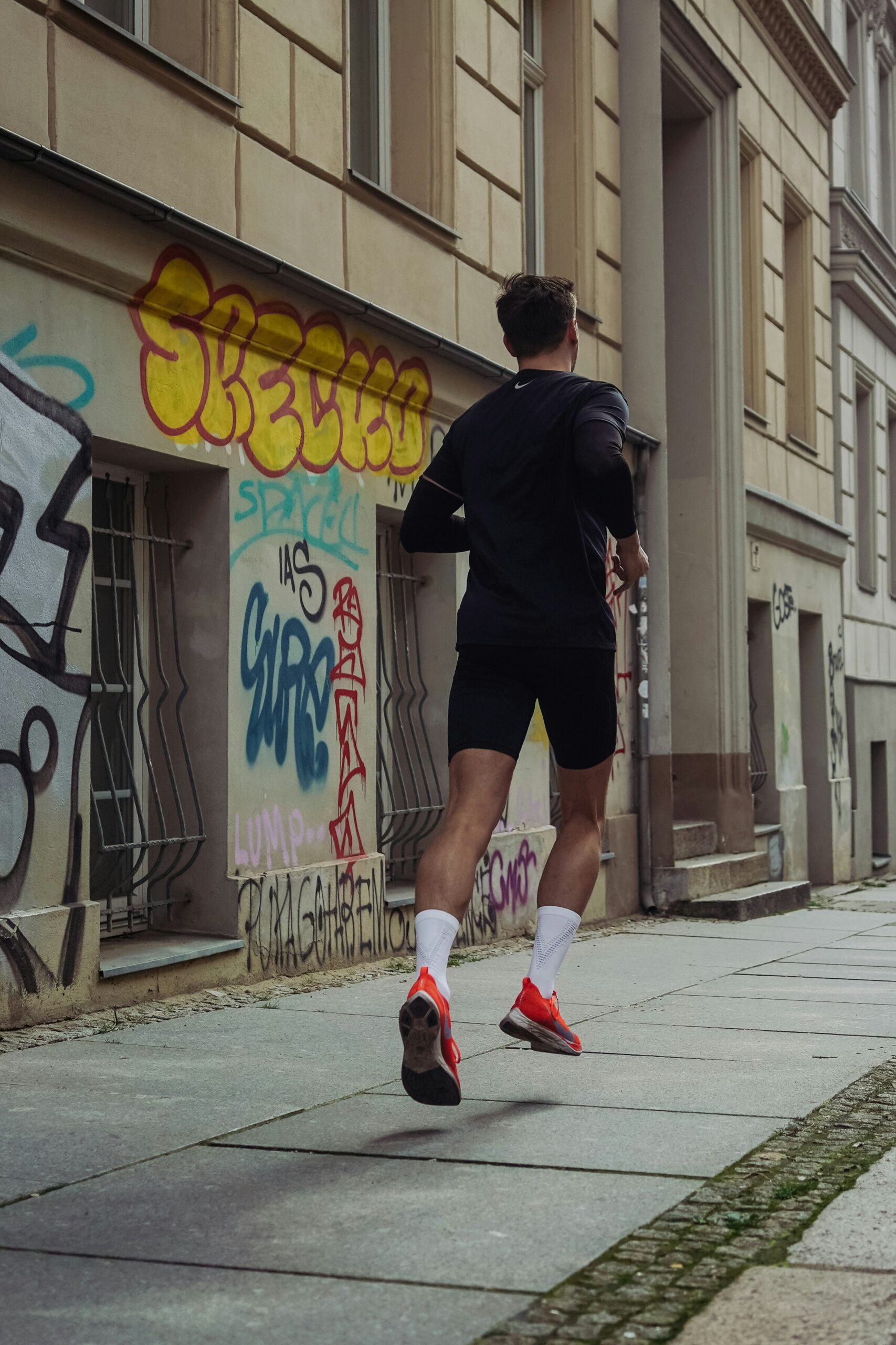 Atleta Gango correndo na rua