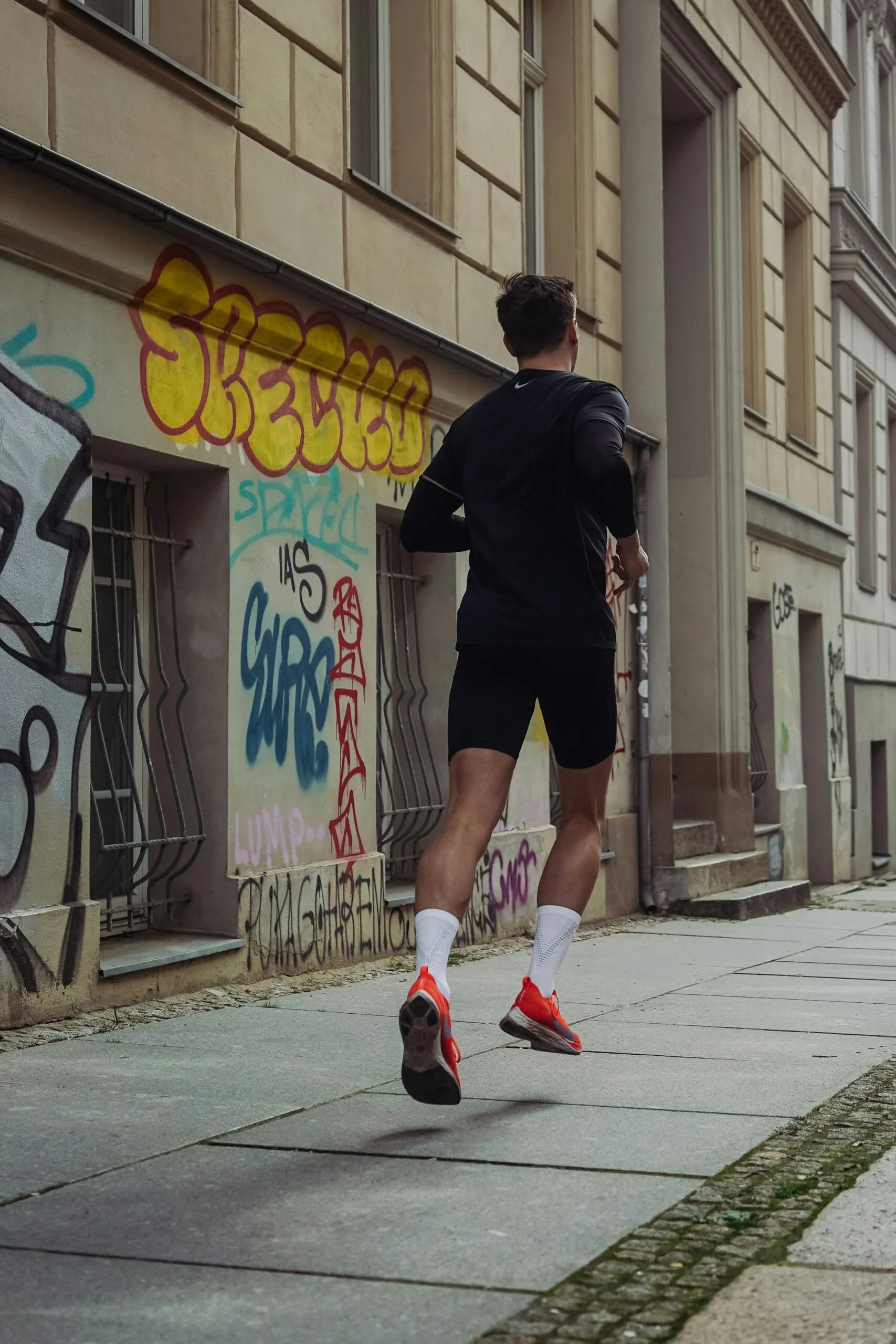 Atleta Gango correndo na rua